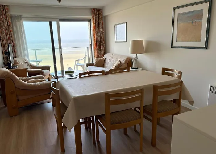 Seagull, Ruim En Volledig Vernieuwd Appartement Met Zeezicht In Westende